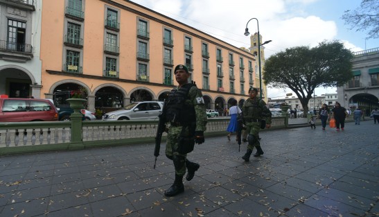 A mediodía de este martes hizo su arribo a Xalapa la policía militar; ante las miradas de asombro de la ciudadanos varias patrullas dieron vuelta en el centro de la ciudad.