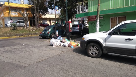 A 20 días del cambio de gobierno municipal, Limpia Pública aún no encuentran la fórmula para coordinar el levantamiento de la basura de la ciudad, por lo que se está haciendo común ver los montones de desechos en las esquinas de la ciudad, esto aunado a la irresponsabilidad de los ciudadanos de sacar la basura a la hora que se les pega la gana. 