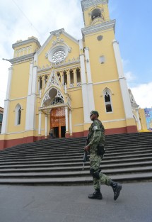A mediodía de este martes hizo su arribo a Xalapa la policía militar; ante las miradas de asombro de la ciudadanos varias patrullas dieron vuelta en el centro de la ciudad. 