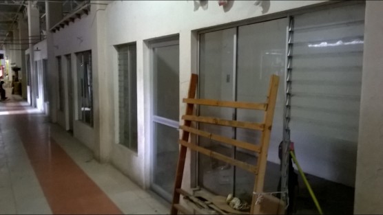 Muchos locales del mercado Juárez en Papantla están cerrados debido a las bajas ventas. 