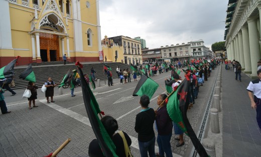 Integrantes de la asociación M.I.L.E.S marcharon y se manifestaron en centro de la ciudad, denunciando la apropiación de espacios en plazas por líderes de comerciantes. También protestaron por las tarifas de agua potable. Fueron recibidos por autoridades municipales.