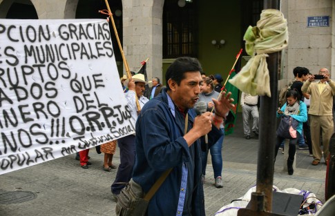 Integrantes de la asociación M.I.L.E.S marcharon y se manifestaron en centro de la ciudad, denunciando la apropiación de espacios en plazas por líderes de comerciantes. También protestaron por las tarifas de agua potable. Fueron recibidos por autoridades municipales.