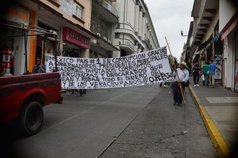Integrantes de la asociación M.I.L.E.S marcharon y se manifestaron en centro de la ciudad, denunciando la apropiación de espacios en plazas por líderes de comerciantes. También protestaron por las tarifas de agua potable. Fueron recibidos por autoridades municipales.