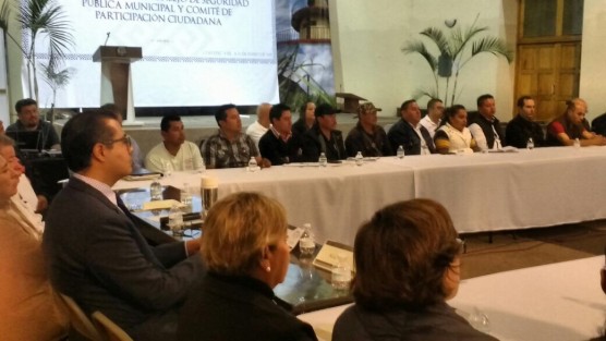 En Coatepec, con la asistencia de alcaldes de la zona y teniendo como marco el palacio municipal, Enrique Fernández Peredo, alcalde de Coatepec, acompañado de la síndica única Areli Bonilla y de la licenciada Ana Cristina Ledezma López, secretaria ejecutiva del Consejo Estatal de Seguridad Pública, se tomó la protesta a los presentes, quedando instalado el Consejo Municipal de Seguridad Pública y Comité de Participación Ciudadana.
