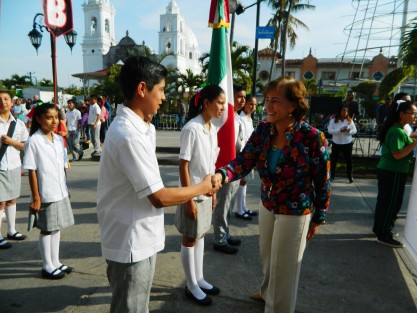 Alumnos de la Telesecundaria Justo Sierra Méndez de la comunidad Otra Banda fueron los protagonistas del acto cívico de cada lunes que se realiza en los bajos del palacio municipal. 