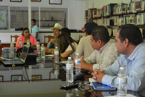 Ex empleados municipales en Tlapacoyan engañan a productores con programas sociales.
