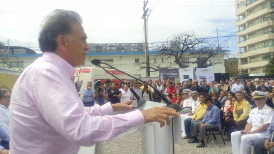 El líder del Sindicato de Trabajadores Ferrocarrileros, Víctor Flores Morales, coincidió con el gobernador del estado en la inauguración de una cafetería.  