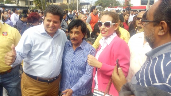 Morales Flores captó la atención de un gran número de asistentes que se acercaron a saludarlo. 