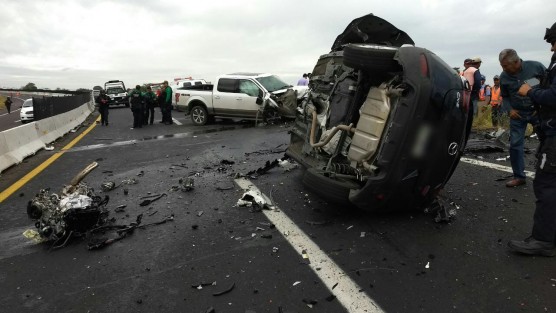 Este miércoles se registró un fatal accidente en la autopista Veracruz – Xalapa, a la altura del libramiento Cardel, cuando el conductor de una camioneta Pick-Up, quien manejaba en presunto estado de ebriedad, se metió en sentido contrario chocando de frente contra una camioneta donde viajaba una familia, entre ellos un bebé de solo dos meses, falleciendo los dos adultos y el menor. 