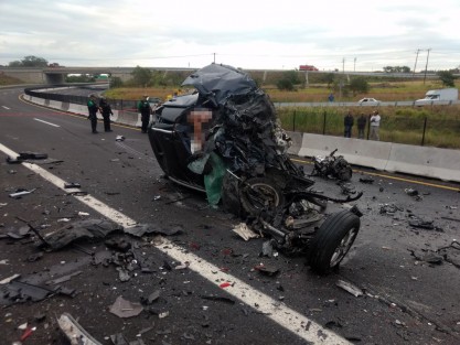 Este miércoles se registró un fatal accidente en la autopista Veracruz – Xalapa, a la altura del libramiento Cardel, cuando el conductor de una camioneta Pick-Up, quien manejaba en presunto estado de ebriedad, se metió en sentido contrario chocando de frente contra una camioneta donde viajaba una familia, entre ellos un bebé de solo dos meses, falleciendo los dos adultos y el menor. 