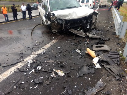 Este miércoles se registró un fatal accidente en la autopista Veracruz – Xalapa, a la altura del libramiento Cardel, cuando el conductor de una camioneta Pick-Up, quien manejaba en presunto estado de ebriedad, se metió en sentido contrario chocando de frente contra una camioneta donde viajaba una familia, entre ellos un bebé de solo dos meses, falleciendo los dos adultos y el menor.