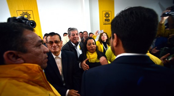 Miguel Angel Yunes Márquez  arribó a las oficinas del PRD estatal para recibir su constancia como precandidato por el Partido de la Revolución Democrática (PRD) a la gubernatura de Veracruz.  