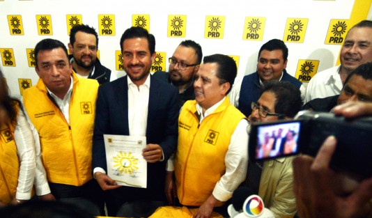 Miguel Angel Yunes Márquez  arribó a las oficinas del PRD estatal para recibir su constancia como precandidato por el Partido de la Revolución Democrática (PRD) a la gubernatura de Veracruz.  