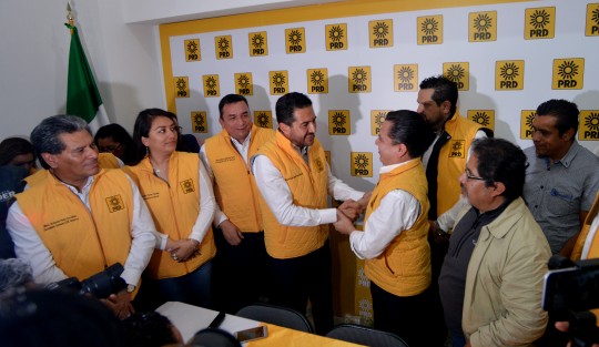 Miguel Angel Yunes Márquez  arribó a las oficinas del PRD estatal para recibir su constancia como precandidato por el Partido de la Revolución Democrática (PRD) a la gubernatura de Veracruz.  