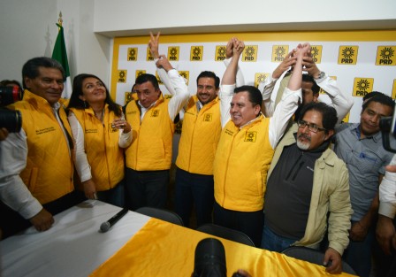Miguel Angel Yunes Márquez arribó a las oficinas del PRD estatal para recibir su constancia como precandidato por el Partido de la Revolución Democrática (PRD) a la gubernatura de Veracruz. 