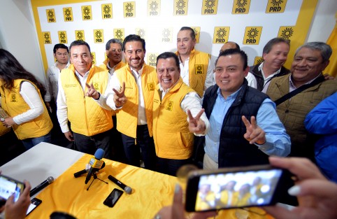 Miguel Angel Yunes Márquez arribó a las oficinas del PRD estatal para recibir su constancia como precandidato por el Partido de la Revolución Democrática (PRD) a la gubernatura de Veracruz. 