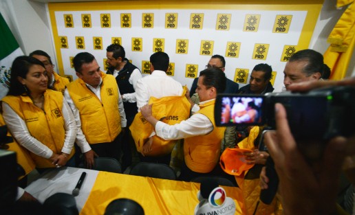 Miguel Angel Yunes Márquez arribó a las oficinas del PRD estatal para recibir su constancia como precandidato por el Partido de la Revolución Democrática (PRD) a la gubernatura de Veracruz. 