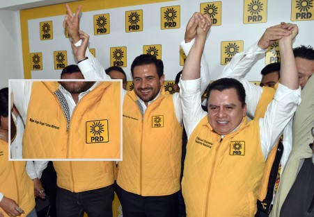 Al parecer el precandidato del PRD a la gubernatura, admira a José-José, ya que habría mandado a rotular su chaleco amarillo con el nombre de Miguel Ángel Ángel Yunes.   