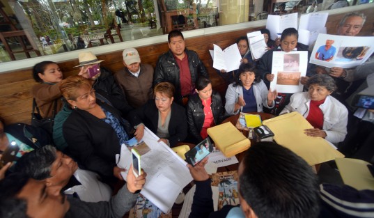 Rita Hernández, acompañada ex integrantes del Partido Cardenista de Martínez de la Torre, Veracruz, Xalapa, Naolinco y Altotonga, denunciaron ser víctimas de fraude por parte de la señora Liliana Perea Hernández, quien les pidió dinero para pago de servicios, lotificaciones y venta de áreas verdes. 