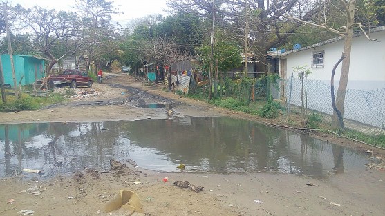 Los habitantes de la colonia Lomas de Tarimoya, un asentamiento irregular, se encuentran a la espera de que las autoridades municipales que eligieron, cumplan con sus promesas de campaña y regularicen este predio que se encuentra en condiciones insalubres por la falta de servicios básicos como agua potable y alcantarillado.