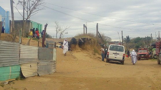 Los habitantes de la colonia Lomas de Tarimoya, un asentamiento irregular, se encuentran a la espera de que las autoridades municipales que eligieron, cumplan con sus promesas de campaña y regularicen este predio que se encuentra en condiciones insalubres por la falta de servicios básicos como agua potable y alcantarillado.