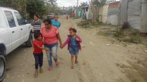 Los habitantes de la colonia Lomas de Tarimoya, un asentamiento irregular, se encuentran a la espera de que las autoridades municipales que eligieron, cumplan con sus promesas de campaña y regularicen este predio que se encuentra en condiciones insalubres por la falta de servicios básicos como agua potable y alcantarillado. 