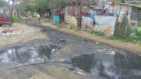 Los habitantes de la colonia Lomas de Tarimoya, un asentamiento irregular, se encuentran a la espera de que las autoridades municipales que eligieron, cumplan con sus promesas de campaña y regularicen este predio que se encuentra en condiciones insalubres por la falta de servicios básicos como agua potable y alcantarillado. 