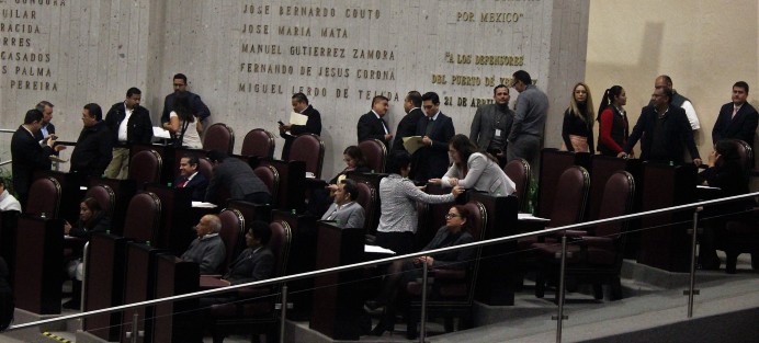 A nombre del Grupo Legislativo del Partido Revolucionario Institucional (PRI) el diputado Juan Nicolás Callejas Roldán presentó ante el Pleno del Congreso de Veracruz una iniciativa ante el Congreso de la Unión para reformar la fracción III del artículo 3 de la Constitución Política de los Estados Unidos Mexicanos a fin de establecer que la evaluación docente se realice solo para fines de ingreso, promoción y el reconocimiento en el servicio profesional. 