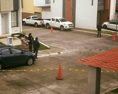La mañana de este viernes fue localizado un automóvil con impactos de bala, el cual fue dejado abandonado en el fraccionamiento La Pradera de Xalapa, Ver.; se desconoce si hubo heridos. 