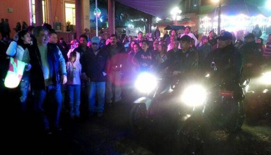 La noche de este sábado, el alcalde de Teocelo, Mario Chama Díaz, dio el banderazo de arranque a las cuatro motos nuevas que el H. Ayuntamiento 2018-2021 acaba de adquirir para reforzar la vigilancia y seguridad de Teocelo. Se está equipando a nuestra Policía Municipal para beneficio de las y los Teocelanos. #HablemosConHechos.