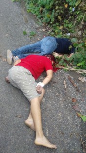 Dos personas con visibles huellas de tortura y con impactos de bala fueron localizados en un camino de terrecería en este municipio en colindancia con Cazones.