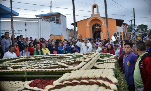 En Teocelo se llevó a cabo la tradicional Bajada del Arco Floral en honor al Santo Entierro de Cristo. El arco es cargado por decenas de hombres los cuales ofrecen su fuerza y dolor por algún favor recibido. Encabezó el acto el alcalde Mario A. Chama Diaz 