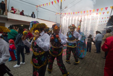 En Teocelo, Veracruz se llevó a cabo la tradicional Bajada del arco floral en honor a Santo Entierro de Cristo. El arco floral es cargado en hombros por decenas de hombres los cuales ofrecen su fuerza y dolor por algún favor recibido por el Santo.