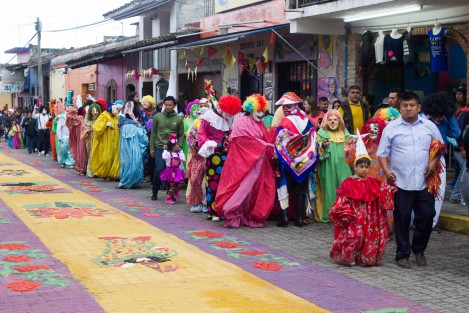 Está fiesta patronal se luce con los cientos de danzates multicolores que bailan por las calles y animan a los visitantes a baialr con ellos.  