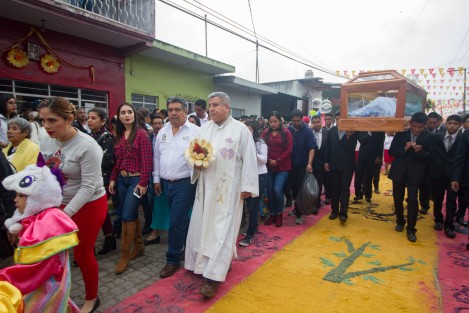 El alcalde de Teocelo, Mario Chama Díaz, acompañó esta procesión junto con su Hija Mara Chama y demás familiares.  