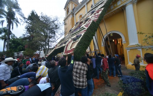 En Teocelo se llevó a cabo la tradicional Bajada del Arco Floral en honor al Santo Entierro de Cristo. El arco es cargado por decenas de hombres los cuales ofrecen su fuerza y dolor por algún favor recibido. 