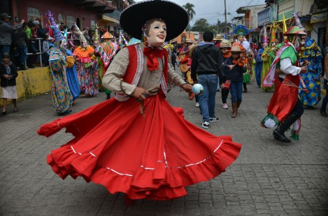 En Teocelo se llevó a cabo la tradicional Bajada del Arco Floral en honor al Santo Entierro de Cristo. El arco es cargado por decenas de hombres los cuales ofrecen su fuerza y dolor por algún favor recibido. 
