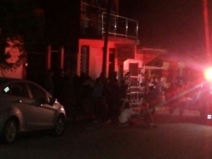 La noche de este sábado hombres armados llegaron a un domicilio en la colonia México, en donde balearon a un hombre de 70 años,y también hirieron a una menor de edad. Como en casi todos los casos de este tipo, losasesinos huyeron y pese a el operativo policiacono dieron con ellos. 