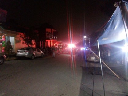 La noche de este sábado hombres armados llegaron a un domicilio en la colonia México, en donde balearon a un hombre de 70 años,y también hirieron a una menor de edad. Como en casi todos los casos de este tipo, losasesinos huyeron y pese a el operativo policiacono dieron con ellos. 
