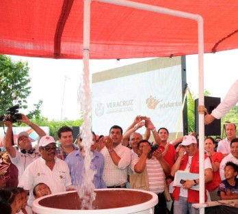  El alcalde de Papantla, Mariano Romero González dio a conocer que buscan reactivar el sistema de agua múltiple de la comunidad de La Grandeza, una obra que dotaría de agua a varias localidades y por años esta importante obra ha estado detenida.