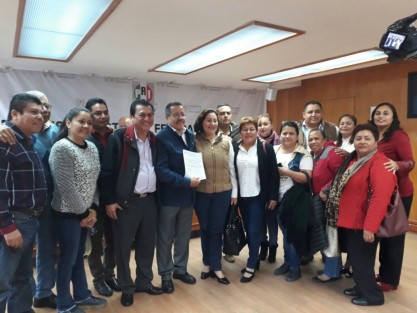 Como parte del proceso de registro de aspirantes a candidatos a diputados federales en el PRI, el doctor Celestino Pino Guevara acudió a solicitar su registro como precandidato en Papantla. 