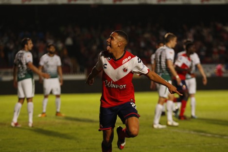 Los Tiburones Rojos de Veracruz no supieron aprovechar la ventaja de 1 por 0 sobre el Santos Laguna y se dejaron empatar en el último minuto del partido.