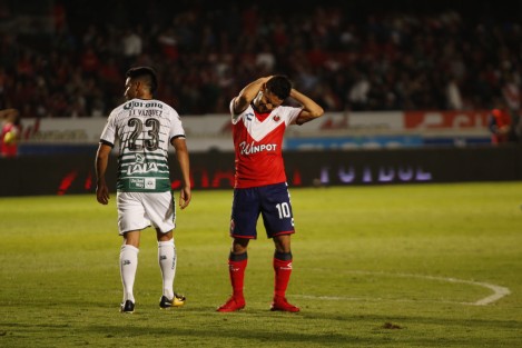 Los Tiburones Rojos de Veracruz no supieron aprovechar la ventaja de 1 por 0 sobre el Santos Laguna y se dejaron empatar en el último minuto del partido.