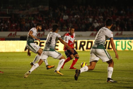Los Tiburones Rojos de Veracruz no supieron aprovechar la ventaja de 1 por 0 sobre el Santos Laguna y se dejaron empatar en el último minuto del partido.
