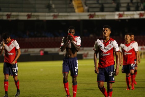 Los Tiburones Rojos de Veracruz no supieron aprovechar la ventaja de 1 por 0 sobre el Santos Laguna y se dejaron empatar en el último minuto del partido.