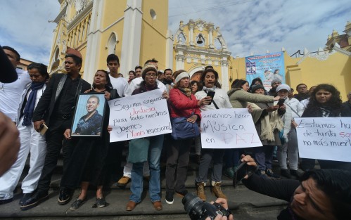 Familiares y amigos José Ignacio, músico asesinado en la Cantina La Bartola, acompañados de estudiantes y maestros de la Facultad de Música UV y ciudadanos en general, realizaron un plantón en la Plaza Lerdo para exigir a las autoridades de los tres niveles de Gobierno, seguridad para jóvenes, músicos y población en general. 