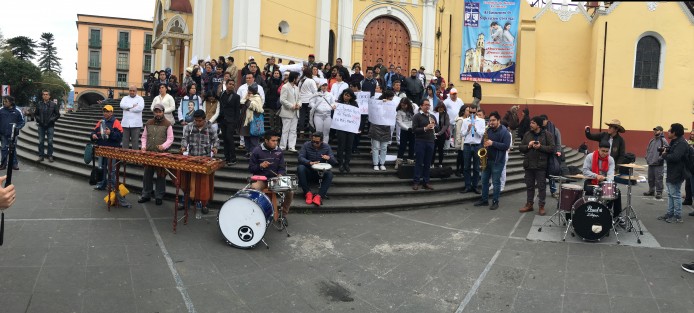 Familiares y amigos José Ignacio, músico asesinado en la Cantina La Bartola, acompañados de estudiantes y maestros de la Facultad de Música UV y ciudadanos en general, realizaron un plantón en la Plaza Lerdo para exigir a las autoridades de los tres niveles de Gobierno, seguridad para jóvenes, músicos y población en general. 