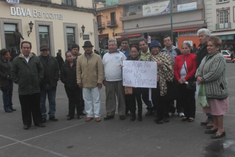 Parlamento permanente del Pueblo se manifestó en Plaza Lerdo de Xalapa en contra de la Ley General de Aguas del gobierno federal, debido a que se pretende privatizar las aguas nacionales. 