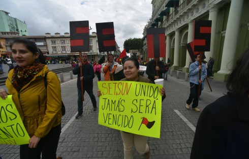Trabajadores del SETSUV realizaron una nueva marcha exigiendo a las autoridades el 20% de incremento salarial, pese a que se les ha insistido por parte de las autoridades universitarias, que tal porcentaje es imposible.  
