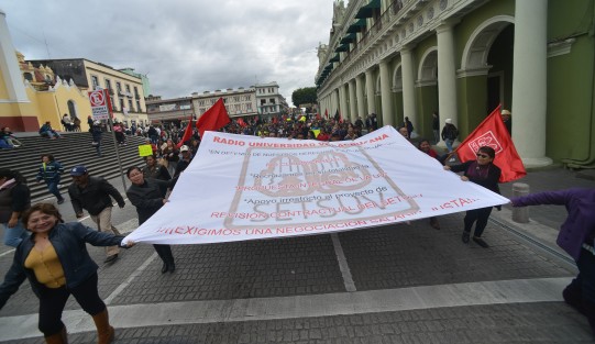 Trabajadores del SETSUV realizaron una nueva marcha exigiendo a las autoridades el 20% de incremento salarial, pese a que se les ha insistido por parte de las autoridades universitarias, que tal porcentaje es imposible.  